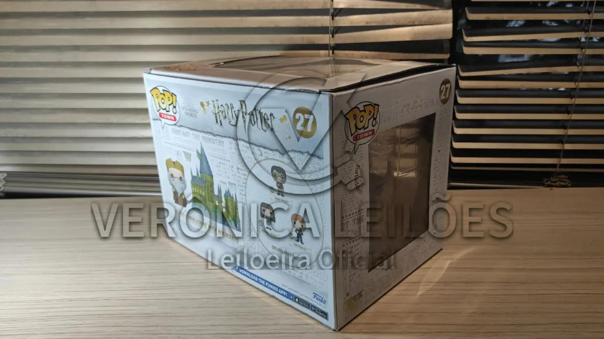 LOTE 073 - Funko Pop! Town - Albus Dumbledore with hogwarts - cod 27 - medio