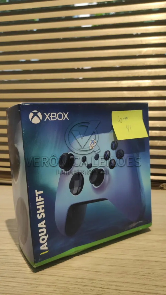 LOTE 041 - Controle para videogame XBOX Aqua Shift