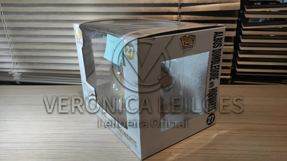 LOTE 073 - Funko Pop! Town - Albus Dumbledore with hogwarts - cod 27 - medio
