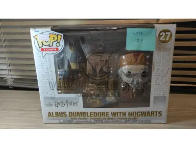 LOTE 073 - Funko Pop! Town - Albus Dumbledore with hogwarts - cod 27 - medio