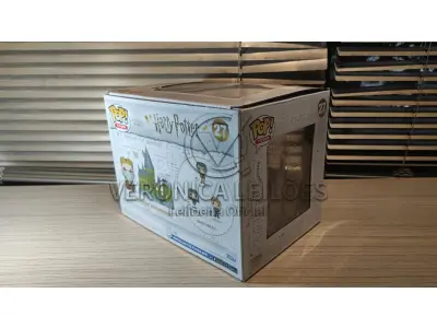 LOTE 073 - Funko Pop! Town - Albus Dumbledore with hogwarts - cod 27 - medio