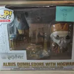 LOTE 073 - Funko Pop! Town - Albus Dumbledore with hogwarts - cod 27 - medio